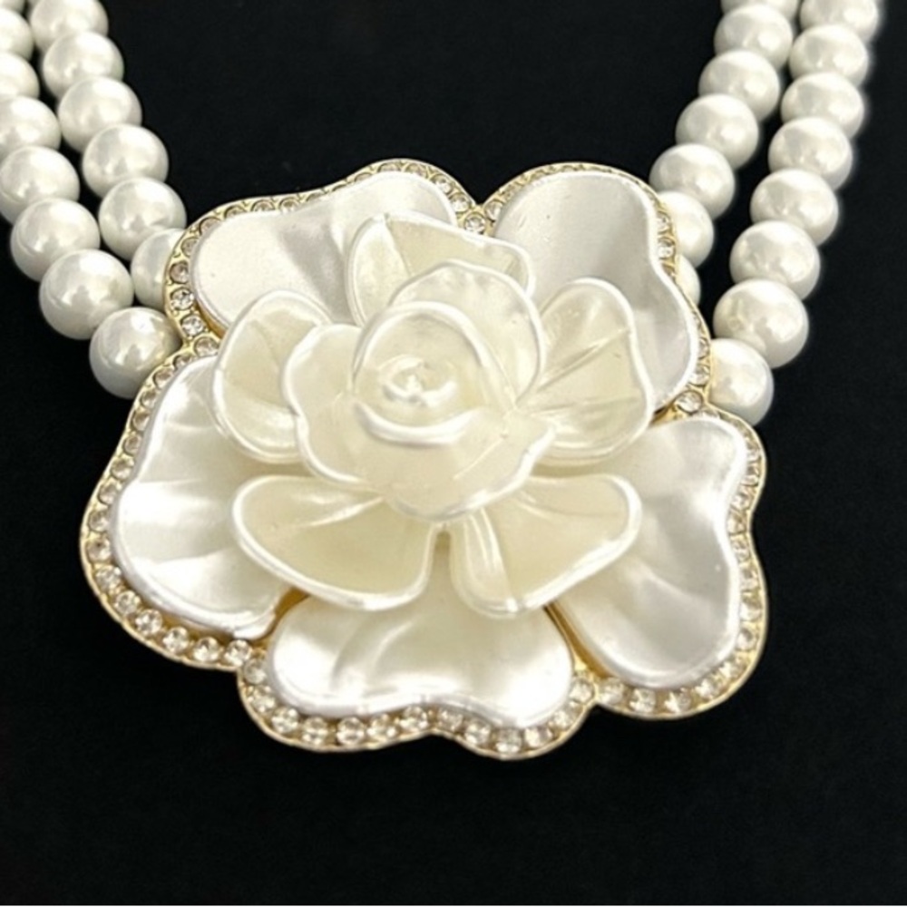 NWT ⚜️🤍⚜️ Eye Candy Gorgeous Mother of Pearl Rose two strand Statement - Picture 3 of 9